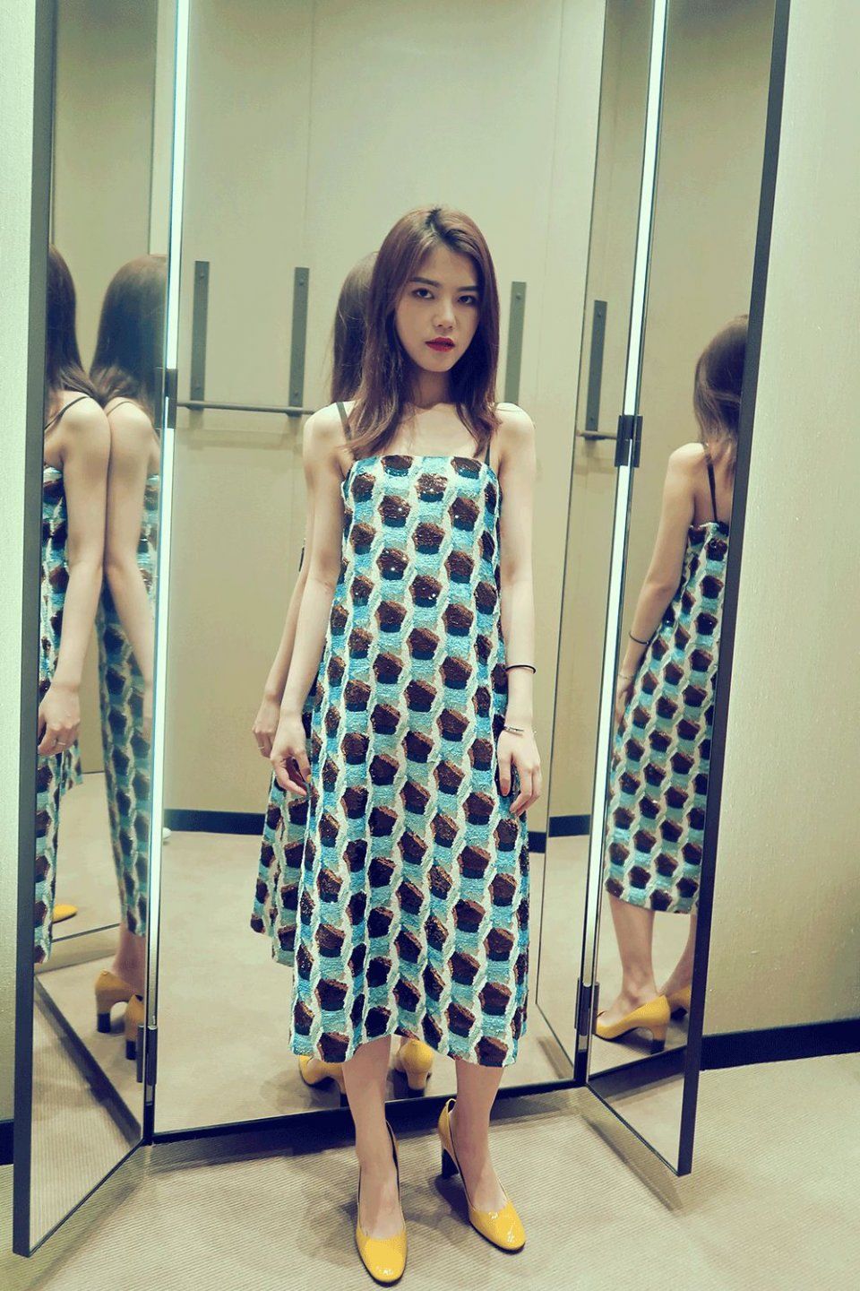 亲身示范丨原来真的可以在试衣间自拍出时尚芭莎封面!