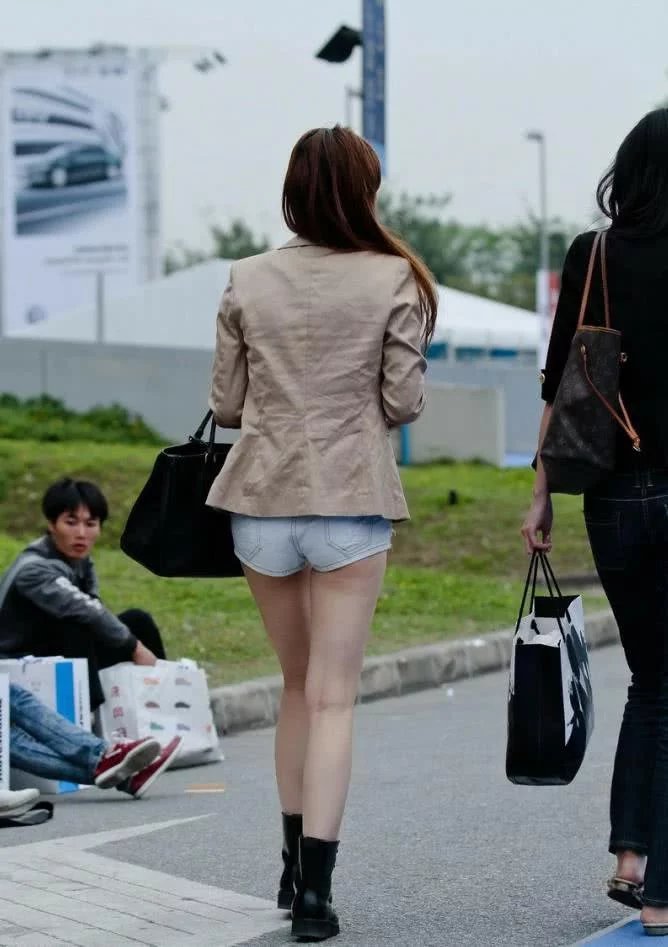 时尚性感女白领，职业装穿出明星范儿，热裤配小皮鞋也是十分诱人