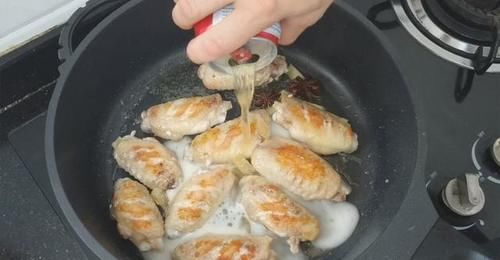  『鸡翅』鸡翅不炸不烤不加水煮，试试这样做一盘，出锅大人小孩争着吃，香