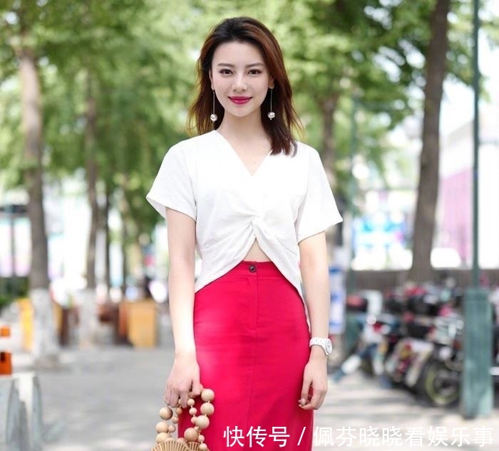  『小姐姐』街拍：优雅的白色V领雪纺衫，小姐姐穿出仙气十足的女神范