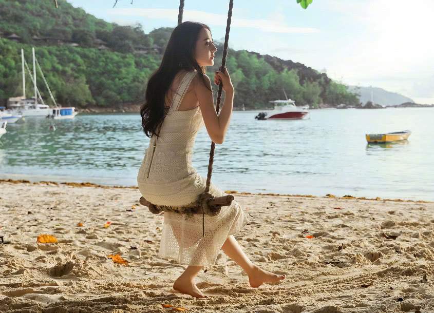 迪丽热巴真奇怪，那么紧的裙子也穿得进去，还把前凸后翘曲线穿没