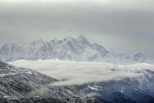 黑白诗画——色季拉山雪中观南迦巴瓦