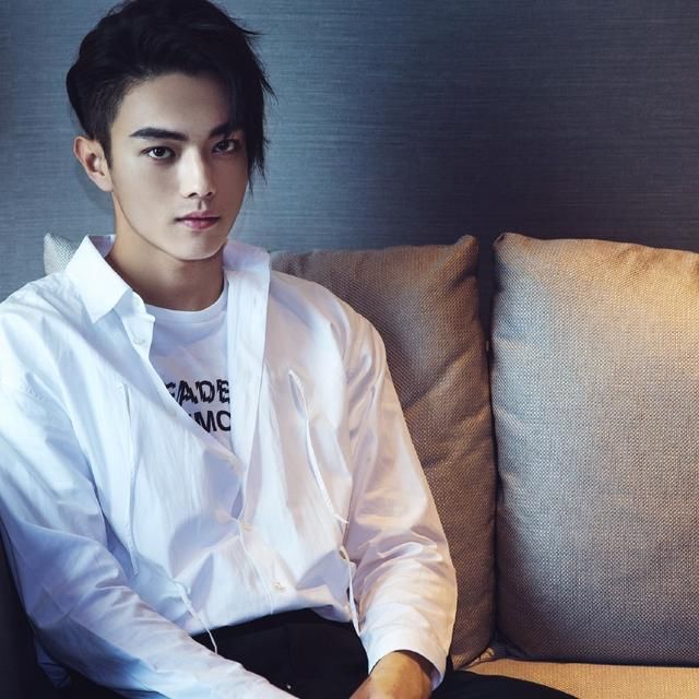 “傅恒”许凯颜高任性!裤子的绳带没系就敢出门，居然还有点小帅