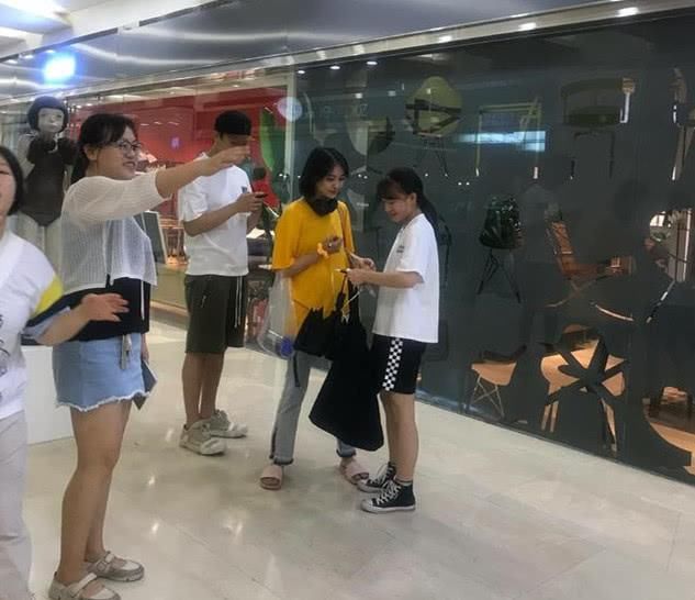 郑爽的剧照来了，感觉没有变胖，穿着拖鞋拍戏太任性！