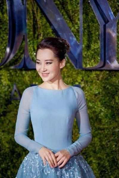 50岁许晴出席活动一件睡衣长裙惹争议，网友：这是真嫩