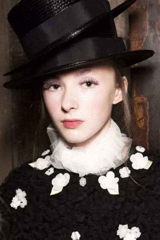 蕾哈娜KarlieKloss喜提彩色睫毛，要不你也来一个？