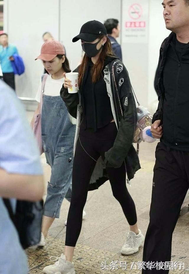 关晓彤最大的优势就是身材比较好，匀称、苗条，还很高腿很长