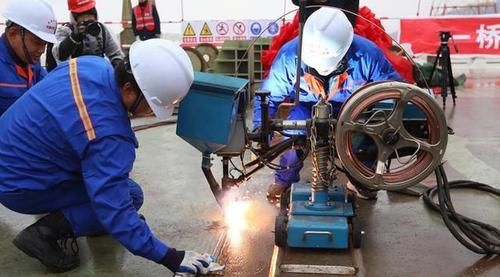  [悬索桥]中国首座公铁两用悬索桥合龙