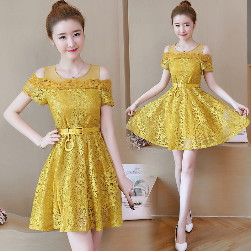 去机场接46岁老婆,时髦的她穿这,蕾丝裙+高跟鞋,从头美到脚