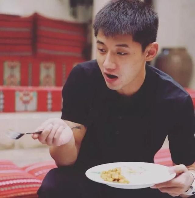 景甜神秘背景被揭晓，科科表示根本不在意过去！网传订婚被证为假