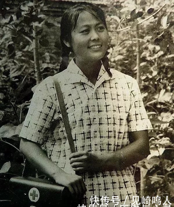 七十年代老照片：大城市里也有些人开始像西方一样，穿着比较开放