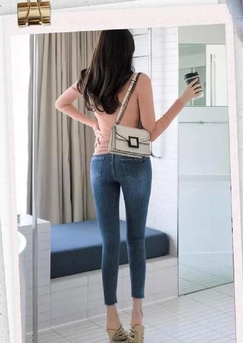  「舒适」修身牛仔裤小姐姐，时尚大方身材出众， 修长美腿迷人眼！