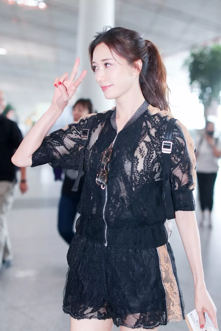 林志玲真厉害，透视蕾丝穿的这么高级，网友：44岁跟24岁一样