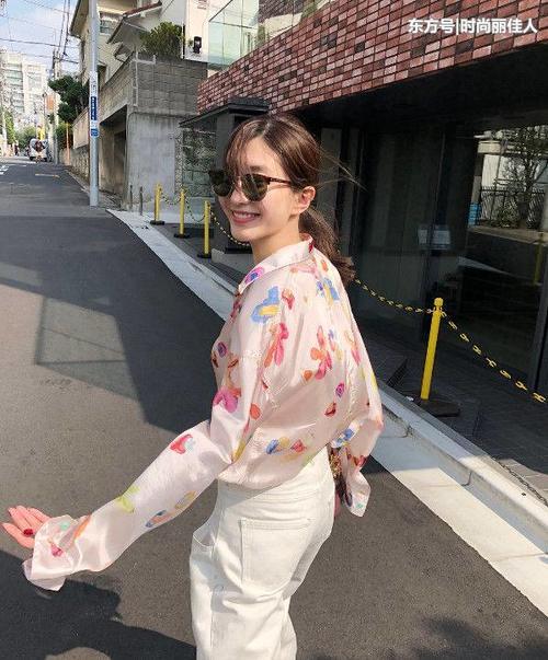 江疏影素颜出现在机场，身上衣服盖不住憔悴，“牙签腿”却很吸睛