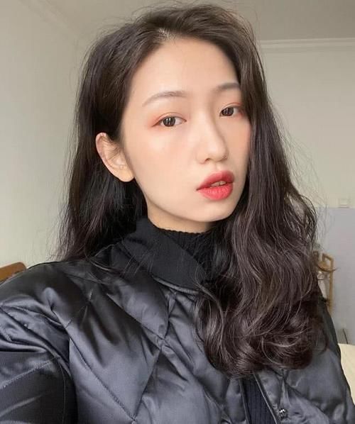  很火：“大波浪”彻底失宠了，今年很火的“复古波浪卷”，时髦又显魅力