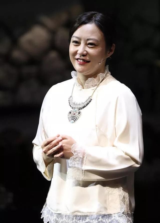 老态■脸部发福显疲态，化浓妆也遮不住老态，郝蕾二次离婚后大变样