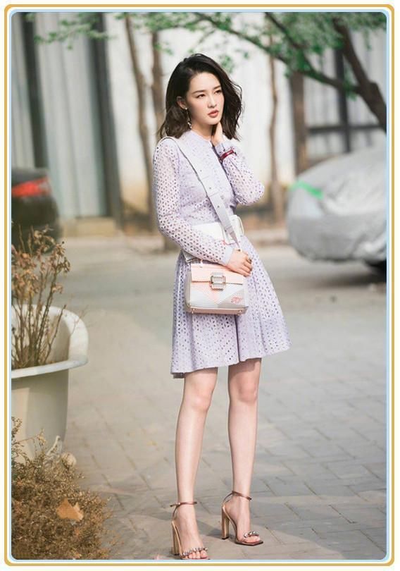 同穿镂空裙，40岁吴佩慈不敌28岁李沁，网友：果然年轻就是资本！