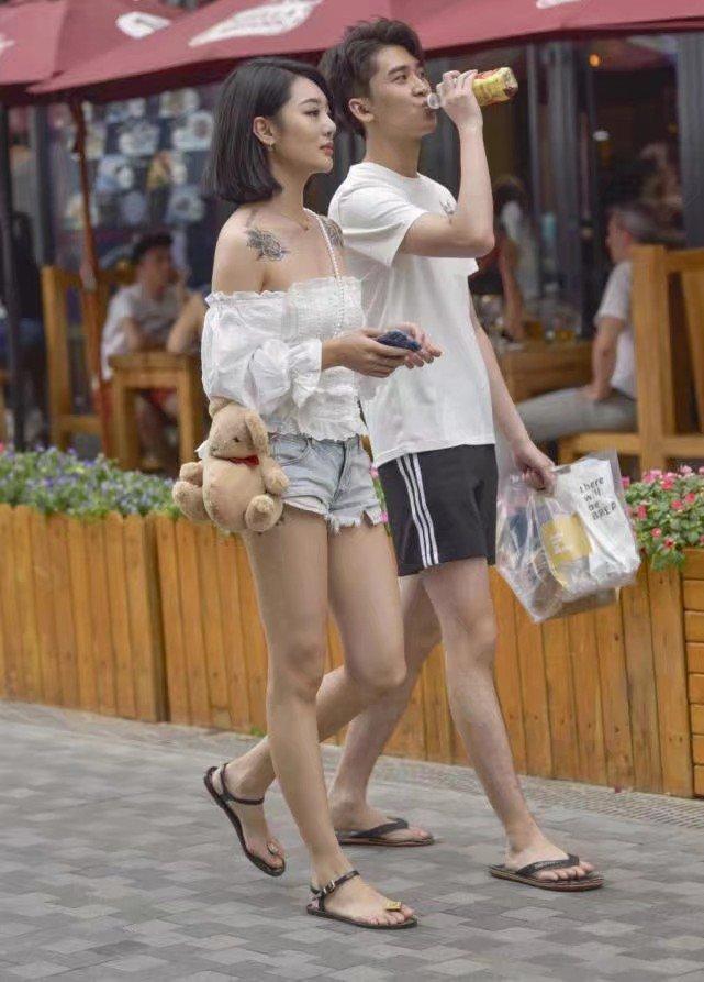 街拍：穿白色性感一字肩裹胸的短发小姐姐，干练的气质很迷人