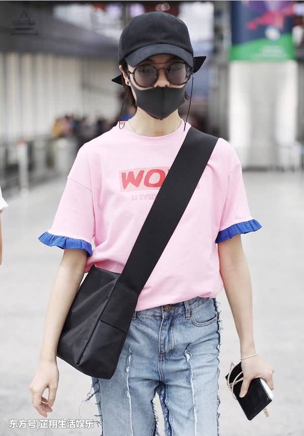 郁可唯真胆大!竟把牛仔裤“反穿”来走机场，网友:这叫时尚!
