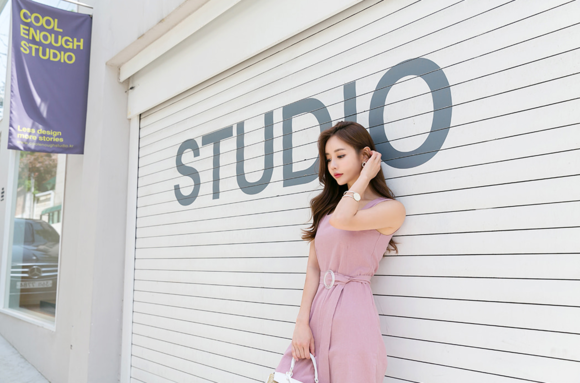 头条女神孙允珠，蜜桃汽水碎冰亮丝束腰阔腿裤