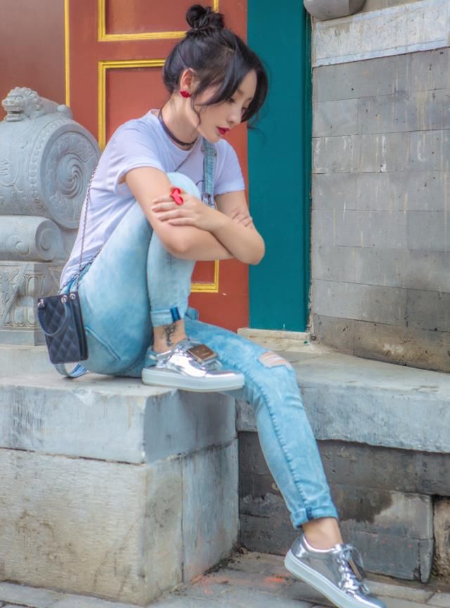 柳岩背带裤加身清纯无比，但化的妆却比网红还俗，网友：呵呵哒！