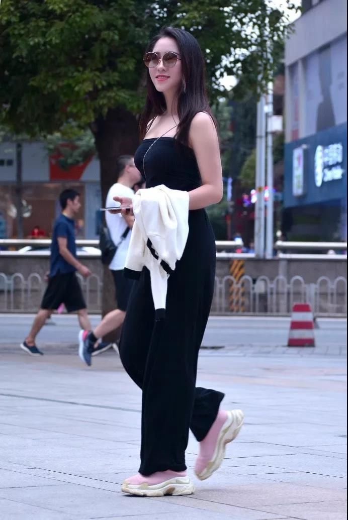 街拍: 街上一位穿黑色短裤丰腴小姐姐, 漂亮的身材实在惹人爱