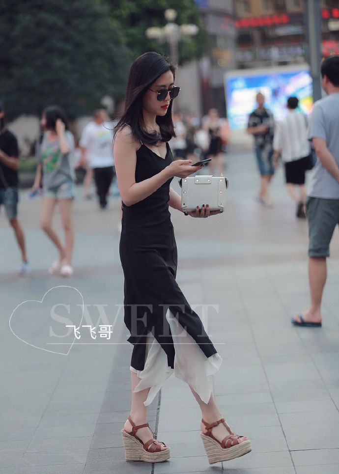 街拍北京:长得好看的,穿衣简单大方,看起来也很时尚!