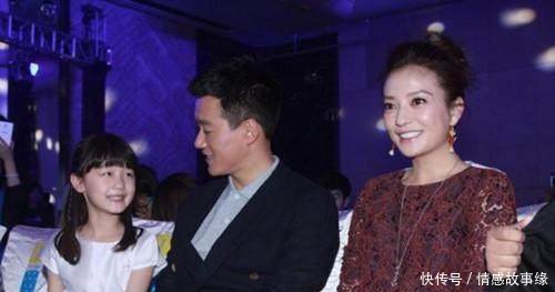 41岁赵薇同框37岁董洁,只差4岁,竟一个大妈,一个少女