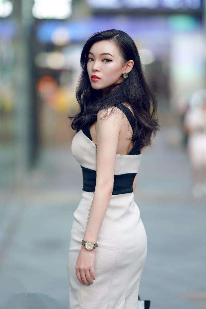 黑色格调的露脐装T恤穿搭，让小姐姐看起来更加性感与魅力!