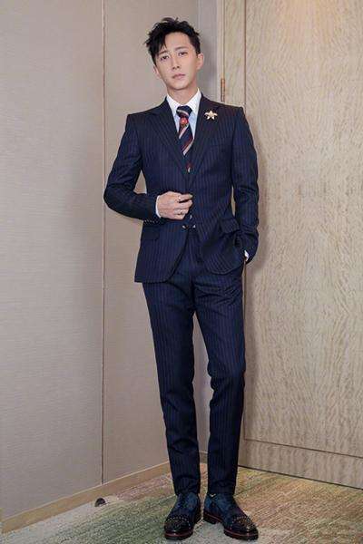 王凯韩庚现机场秀，一个憔悴脸变大爷，一个剪短发做型男