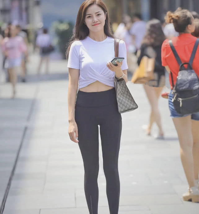 清纯小姐姐黑色紧身裤，时尚的穿搭，秀出性感好身材，网友：年轻