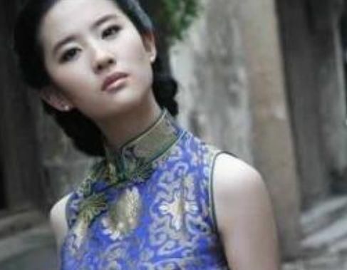 穿旗袍的女星：杨颖显高级，热巴变成熟，而她最让人一言难尽！