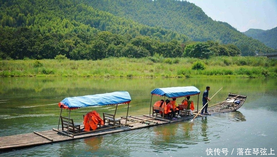 山村大妈在箩筐里装满玩具，逢人边追边说好话，看看干啥
