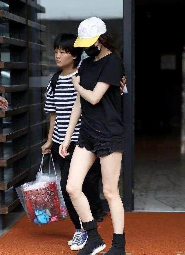 女明星们玩起了反季节穿鞋，网友：如果我这样可能会得脚气诶！