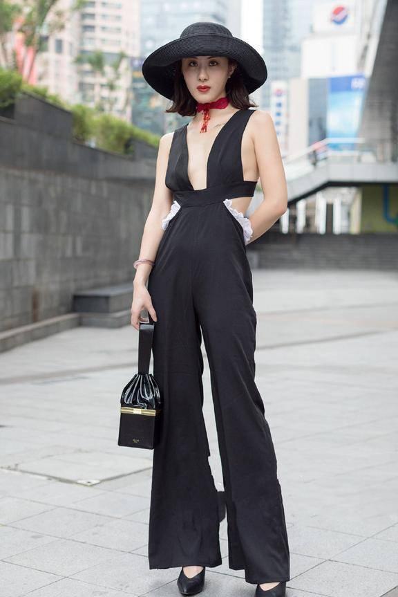 街拍：美女穿法真大胆，胸口挂两块“布条”就上街了