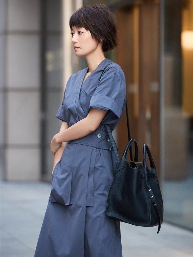 马伊琍放飞自我，机场穿半身裙配拖鞋？这才叫接地气！