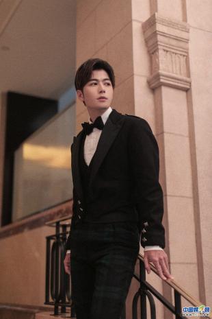 陈学冬受邀纽约时装周看秀 演绎摩登大楼下的古典