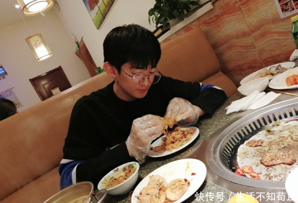 大学生谈个恋爱,需要花多少钱,网友:量力而行!