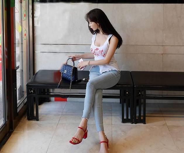 潮流抢眼的牛仔裤，穿出韩范的味道，尽显女神凹凸身姿