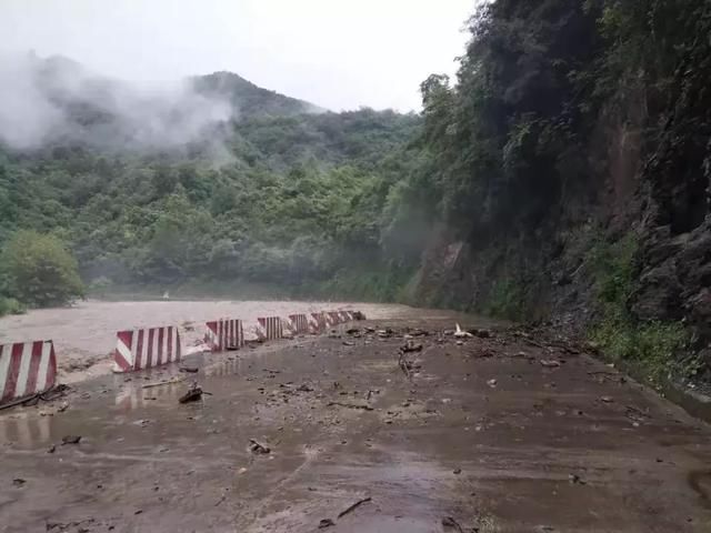 桥梁被冲毁、商铺被淹、道路塌方，暴雨突袭陕西这些地方