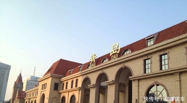 中国最美的两个火车站, 一个出站能看到湖, 一个出站能看到海!