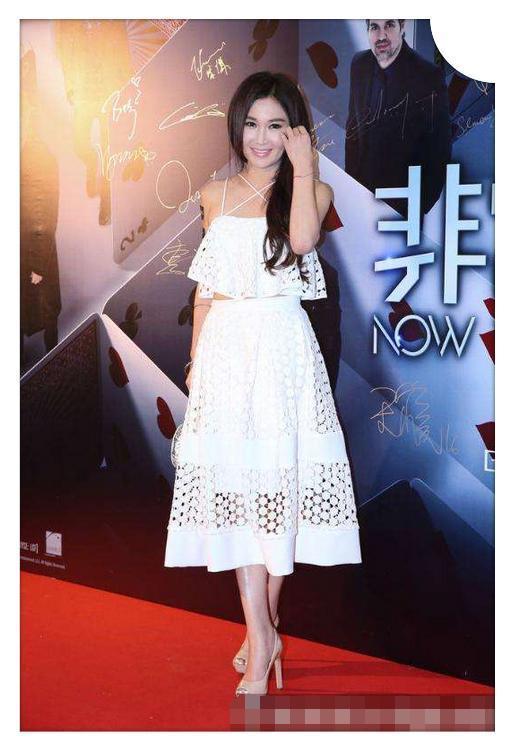 温碧霞彻底绷不住了！脸颊下坠似70老太婆，网友：何祖光咋忍受的