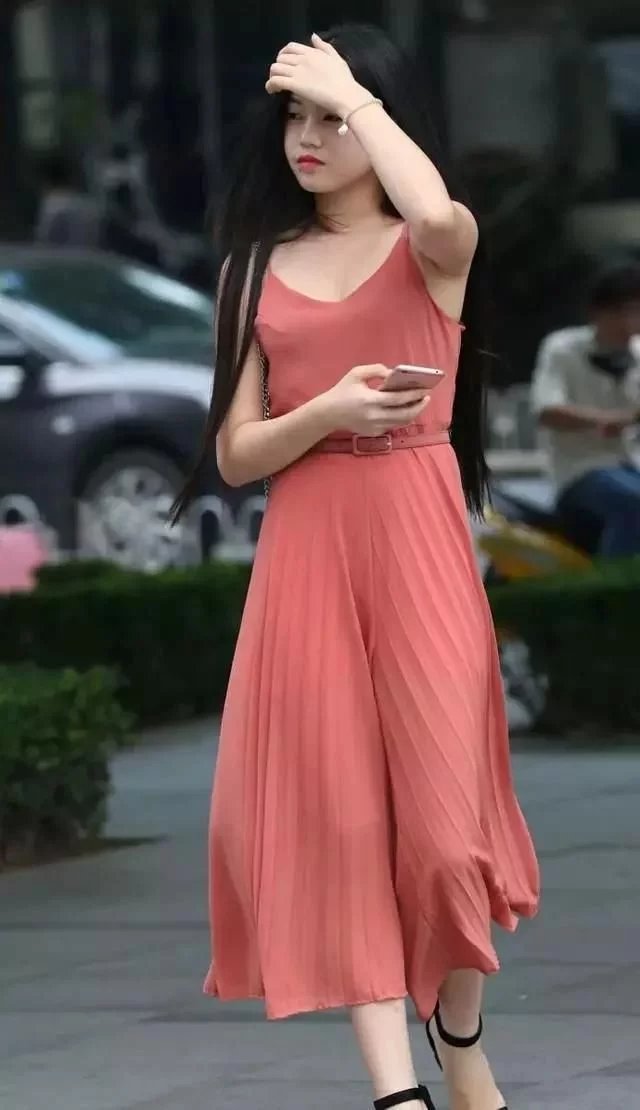 街拍：遇到一位玩手机的红色长裙美女