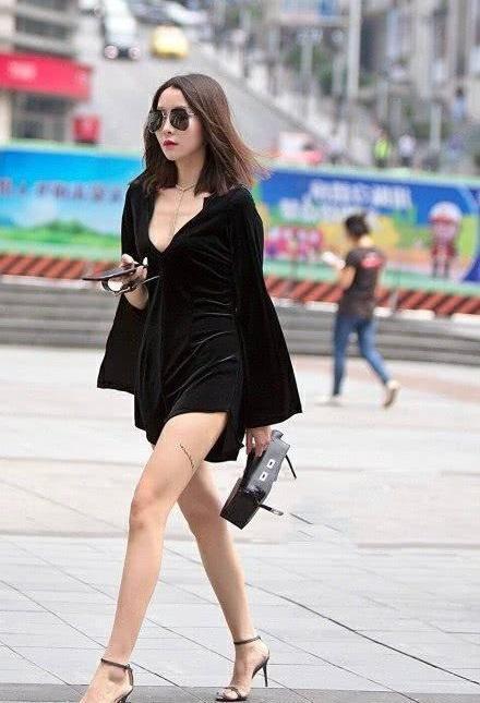 气质小姐姐黑色连体衣大秀时尚美腿，时尚范儿扑面而来