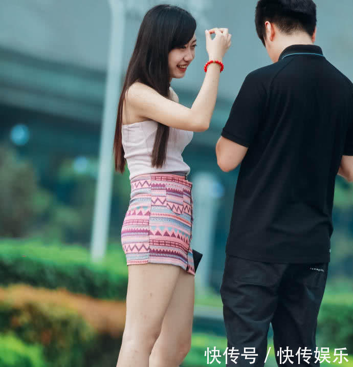 包臀短裙小姐姐身材苗条，大腿白皙让人看不够，抹胸包裹小身材玲