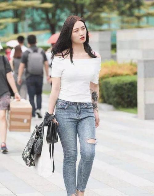  「风范」潮范儿女神来了，街拍：风风韵韵的美女，一件红色背心配黑色紧身裤，时尚活力风范