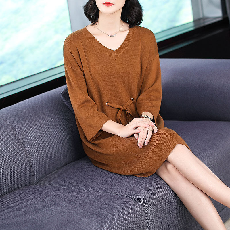 漂亮的女人，秋天衣柜里全是这样的衣服款式，非常好看，美极了