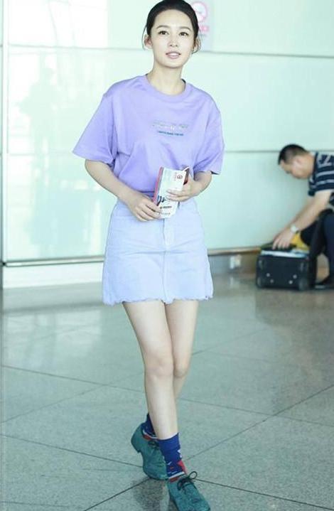 李沁穿露脐装秀蚂蚁腰，却被赘肉抢镜，网友：去健身房练练再来吧