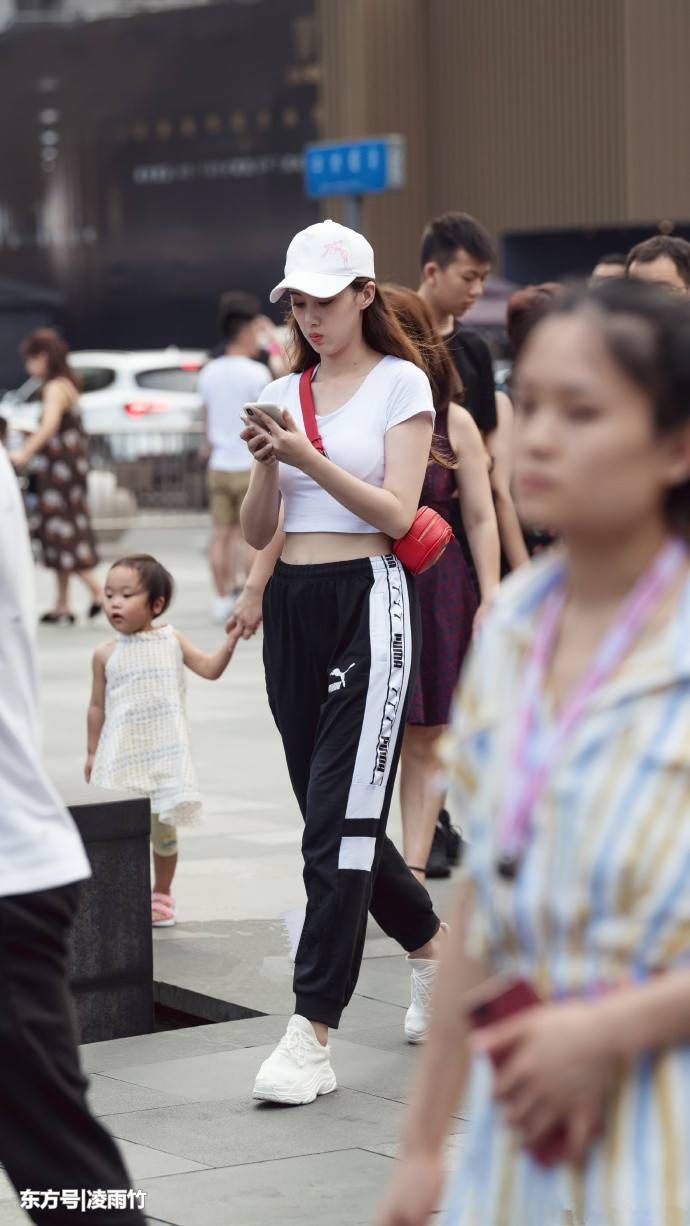 成都街拍，身材高挑的时尚美女，穿出不一样的魅力！