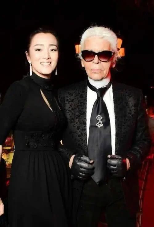  『老佛爷』香奈儿老佛爷，和其他女星合影都是高冷脸，唯独对她主动亲吻，笑得像个孩子